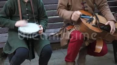街头音乐家身着古老的东方民族服饰，演奏中东传统乐器的音乐